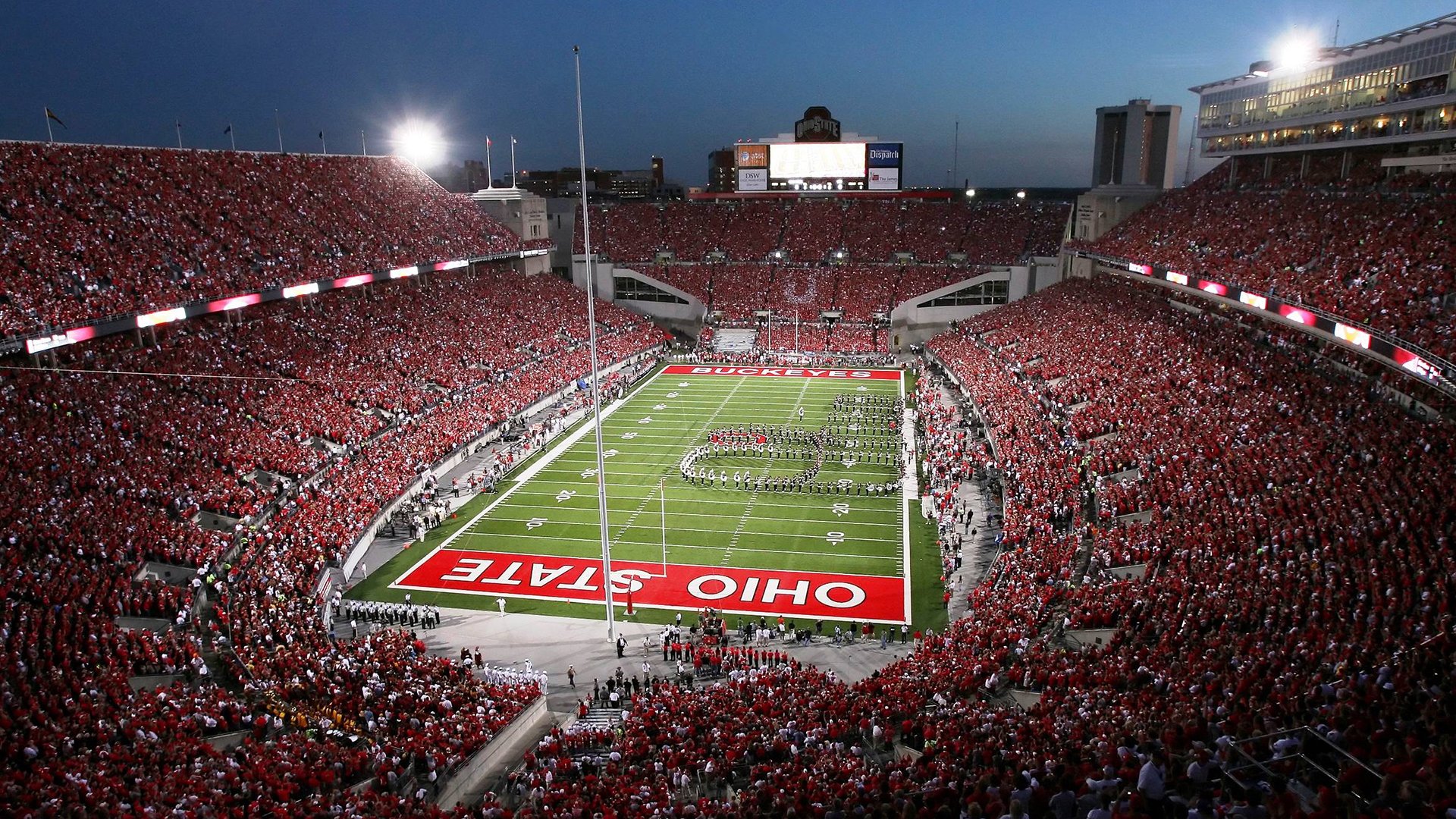 “营火旁自主体重训练比赛” 夜间俯卧撑与核心挑战